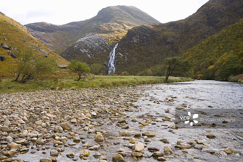 尼维斯水域：格伦尼维斯秋季的斯蒂尔瀑布和安吉拉纳赫山峰图片素材