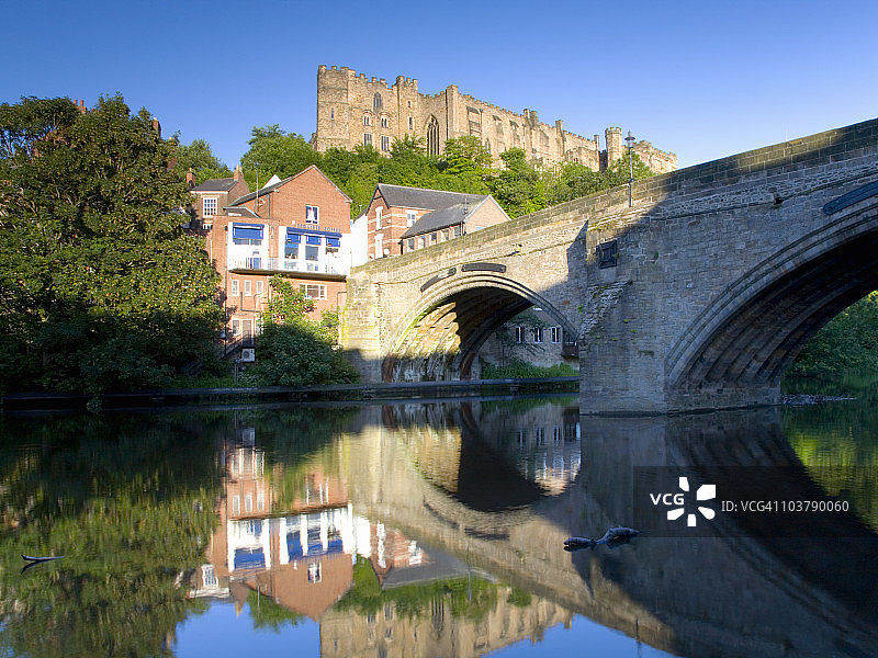 从弗拉姆韦尔盖特桥下方眺望维尔河对岸的达勒姆城堡图片素材