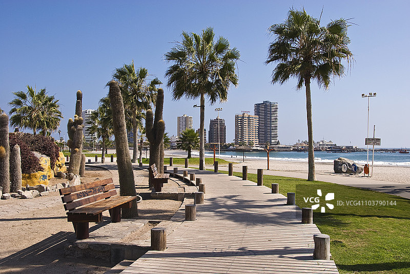 海滩附近的海滨长廊图片素材