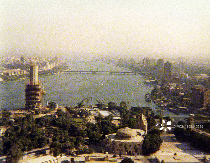 雾霾中的开罗与尼罗河图片素材
