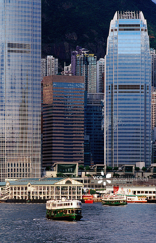 香港岛建筑群和中环天星码头前的维多利亚港渡轮图片素材