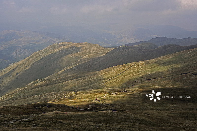 在帕特达尔和沙普之间的安格尔潭下的小路上行走的游客图片素材