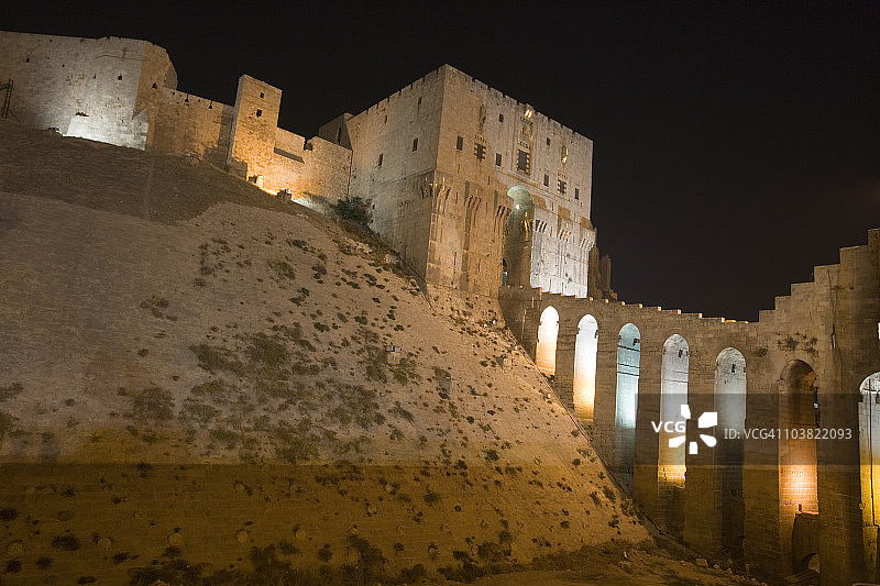 阿勒颇城堡护城河上的桥梁夜景图片素材