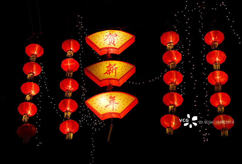 公园里的中国新年庆祝灯笼图片素材