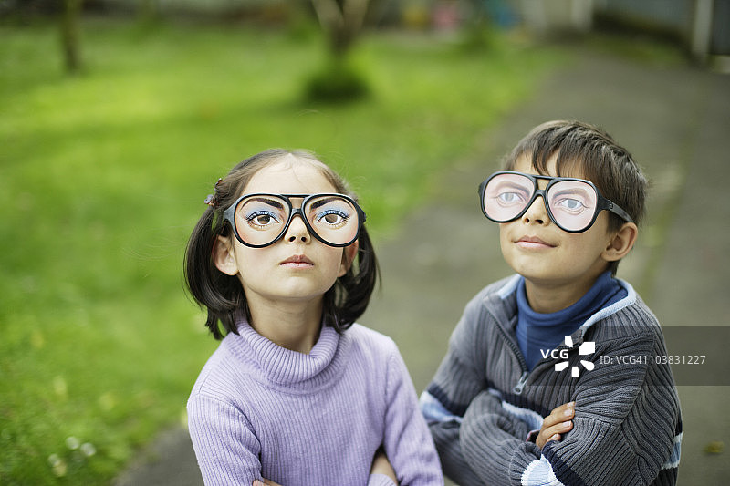 男孩和女孩戴着玩具眼镜图片素材