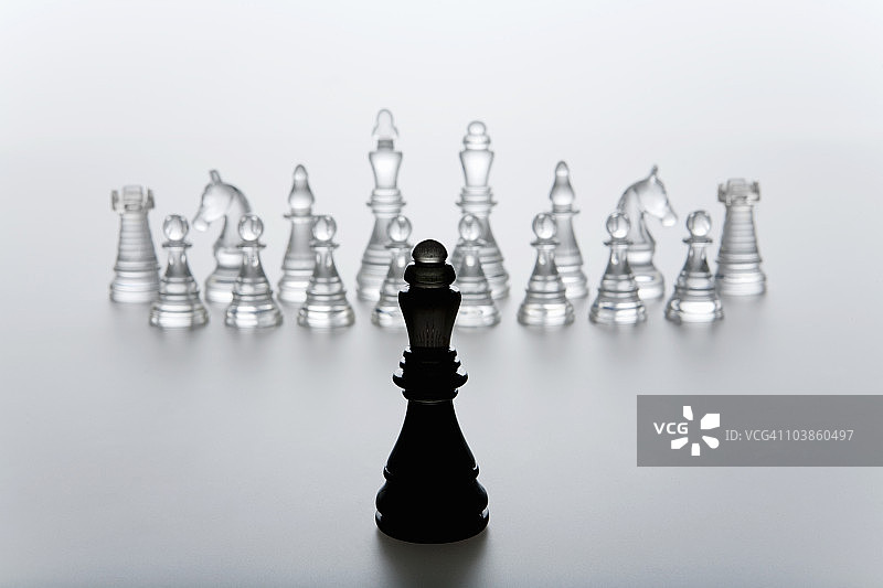 站在敌人面前的象棋女王图片素材