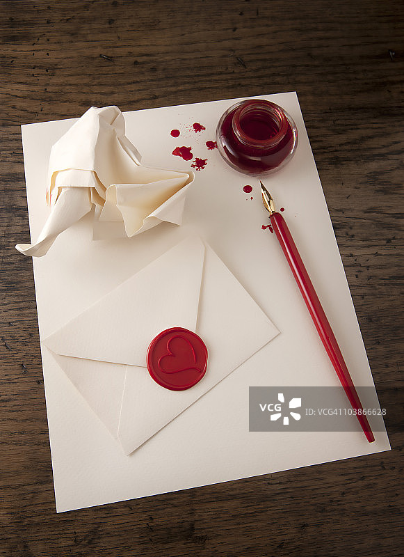 心形信封与皱纸图片素材