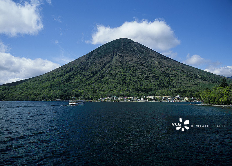 日本栃木县日光市的男体山和中禅寺湖图片素材