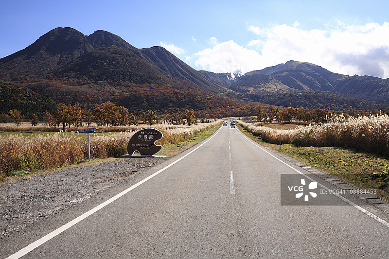 玖珠九重町的坊原山波公路，日本大分县图片素材