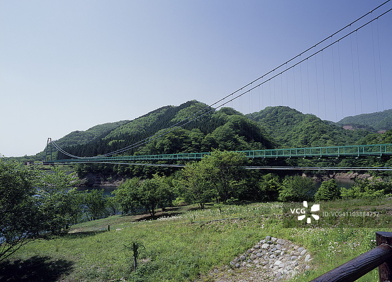 日本栃木县那须盐原市枫树谷的悬索桥图片素材