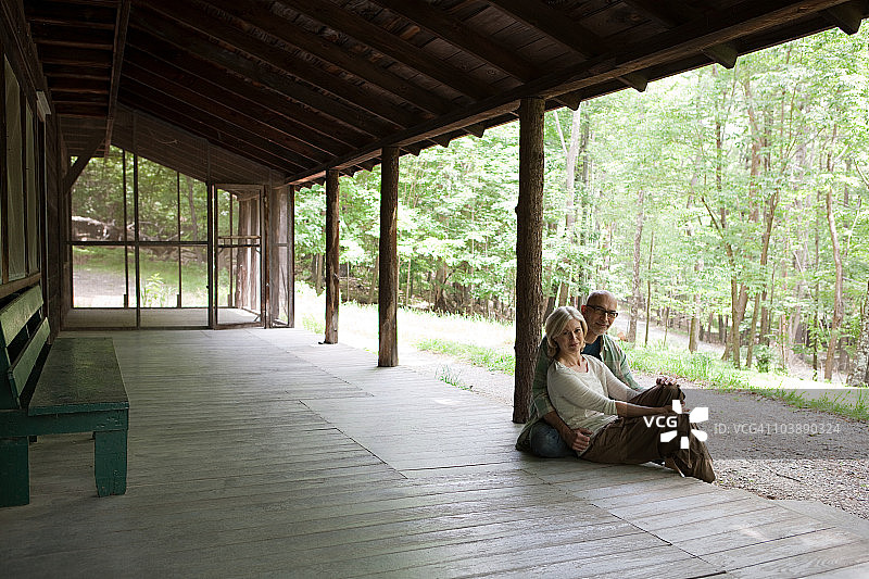 在乡村度假的中年夫妇图片素材