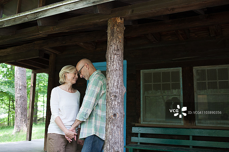 在乡村度假的中年夫妇图片素材