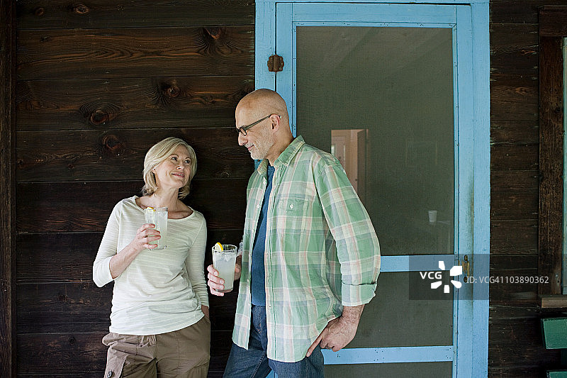 在乡村度假的中年夫妇图片素材