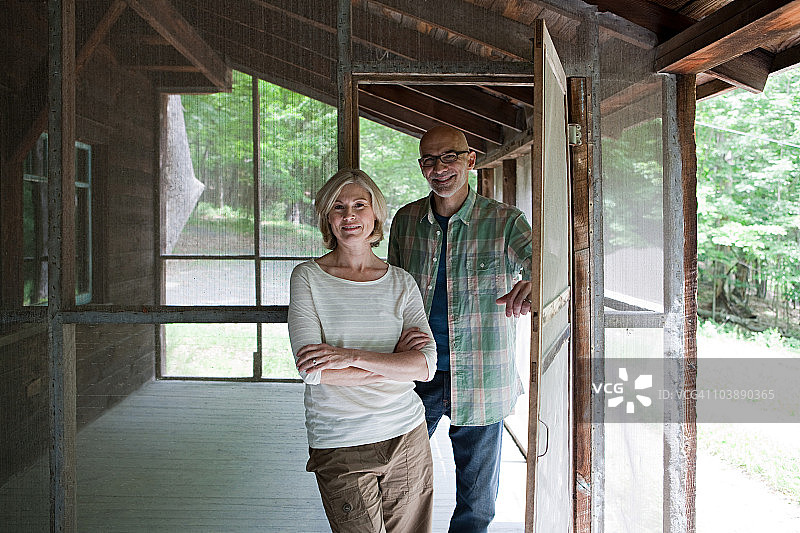 在乡村度假的中年夫妇图片素材