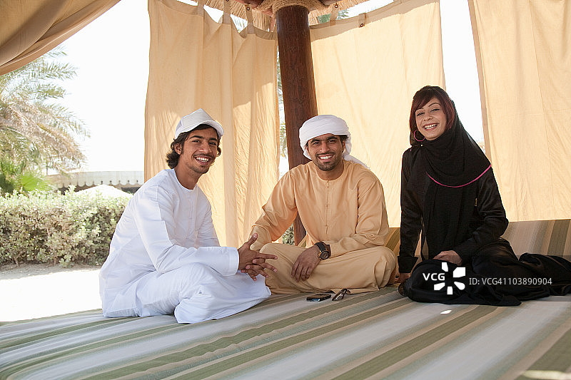 看向镜头的中东人群图片素材