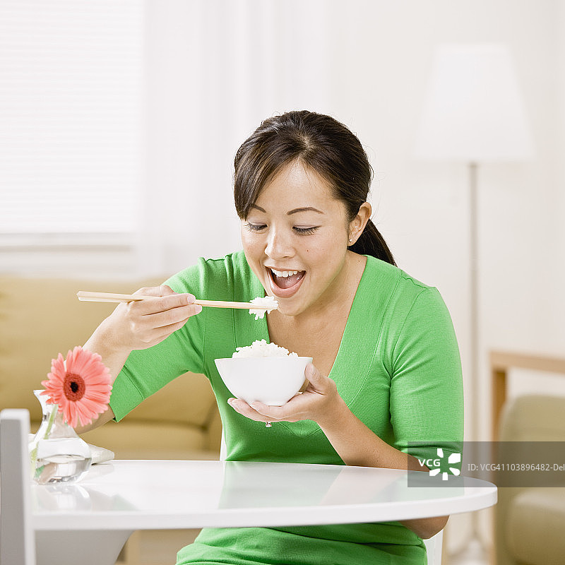 吃米饭的年轻女人图片素材
