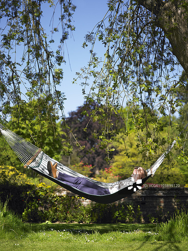 在吊床上的女人图片素材