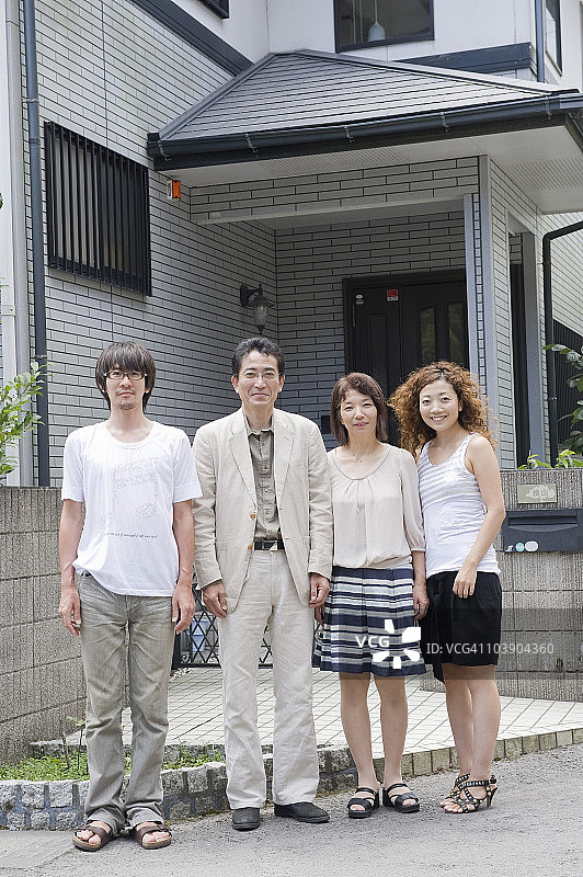 在房子前的一家合影图片素材