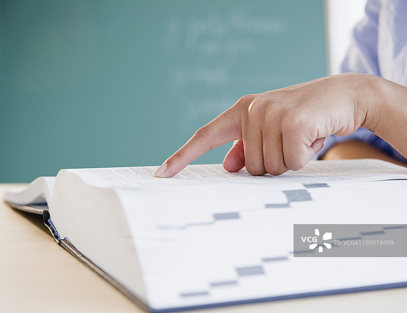 手指指向字典中的单词图片素材