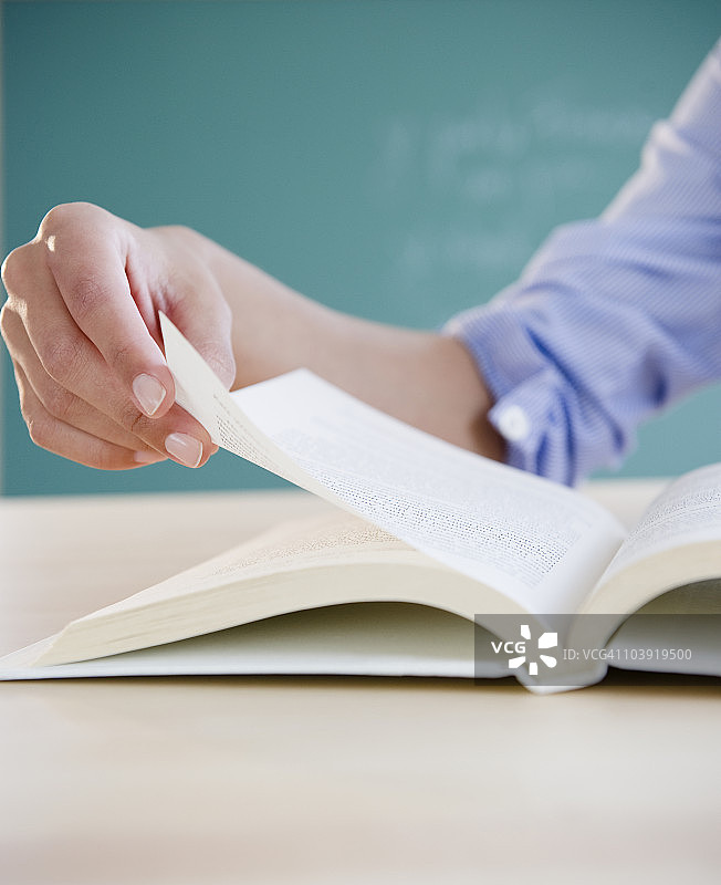 手翻书页图片素材
