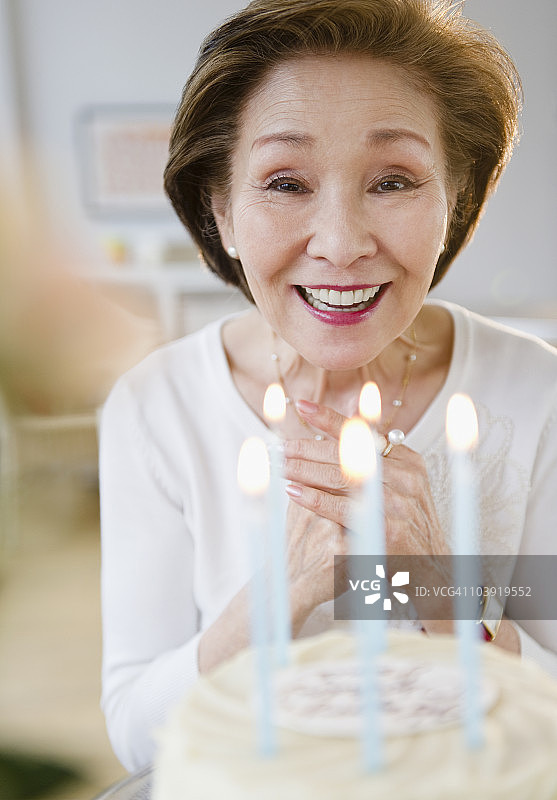 日本女人欣赏生日蛋糕图片素材