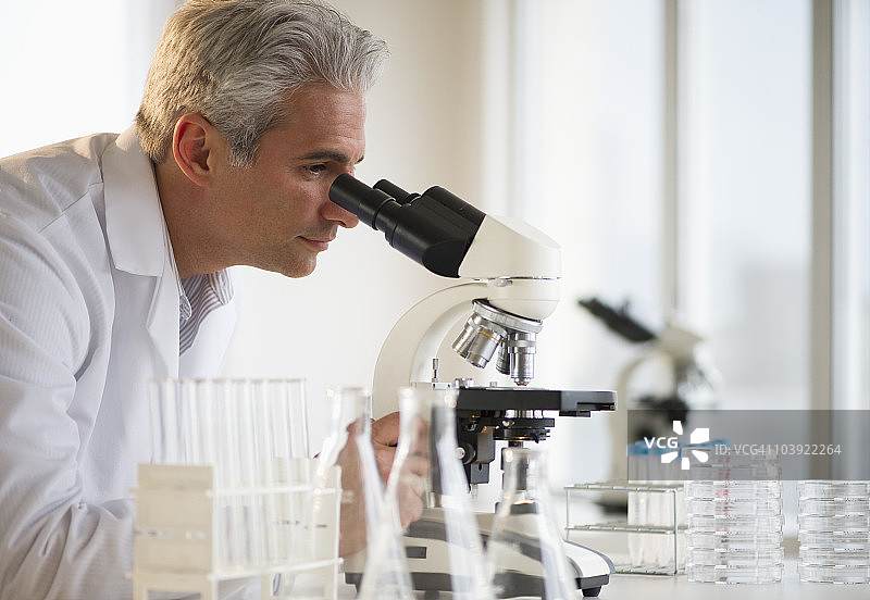 研究员正在用显微镜观察图片素材