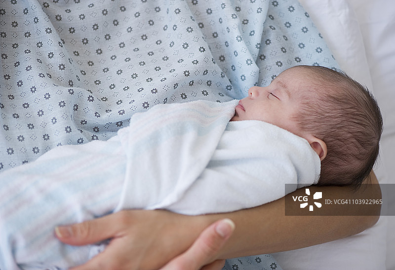 新生儿在母亲的怀里图片素材