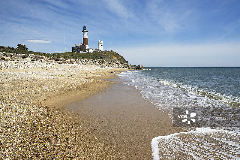 背景有灯塔的海滩图片素材