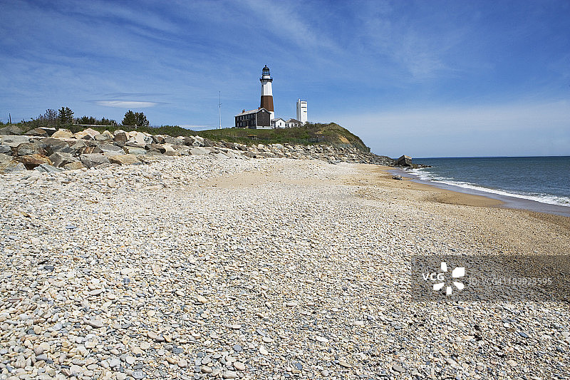背景有灯塔的海滩图片素材