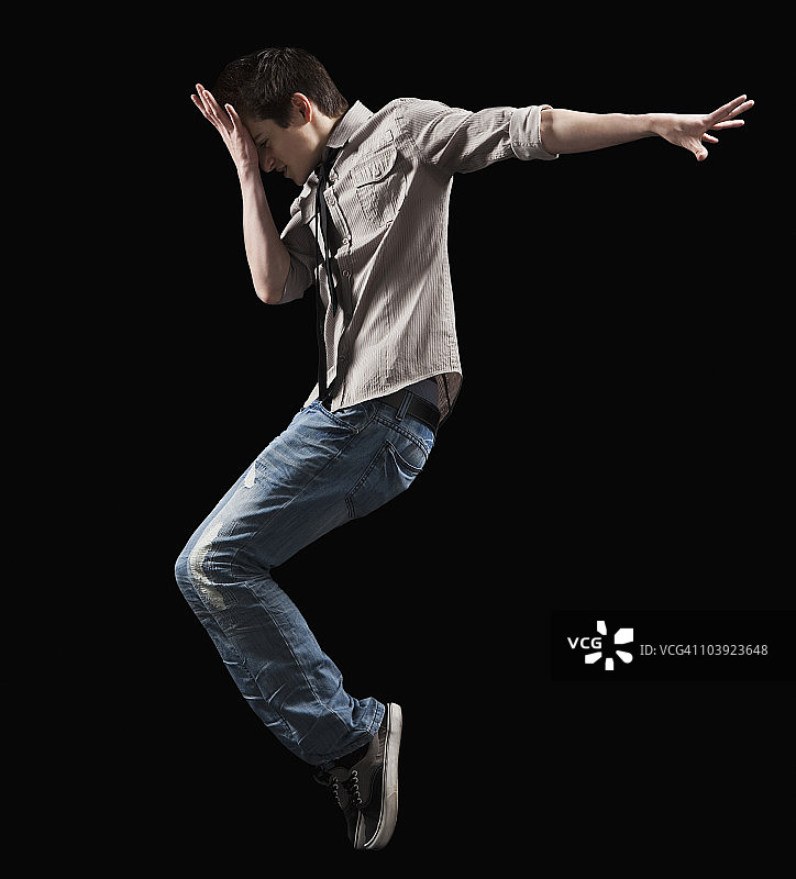 男人跳跃在空中图片素材