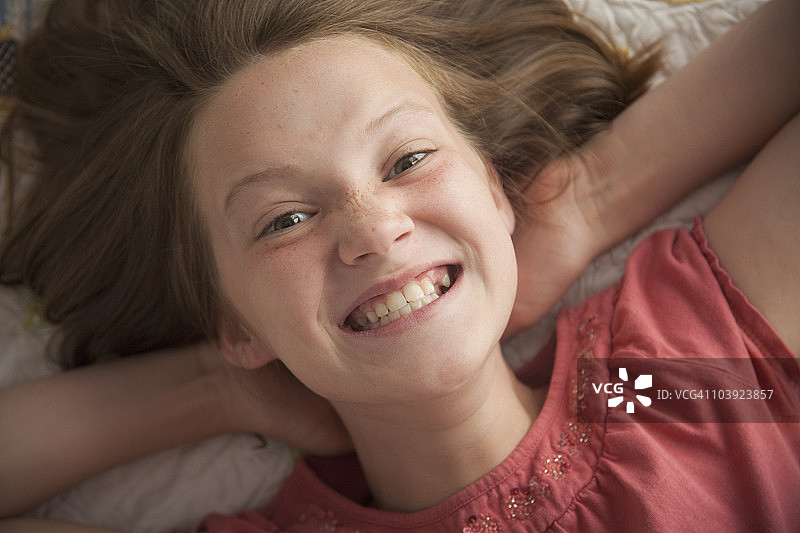 年轻女孩露出甜美的笑容图片素材