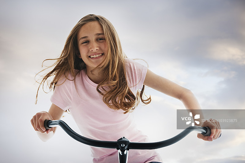 骑自行车的少女图片素材
