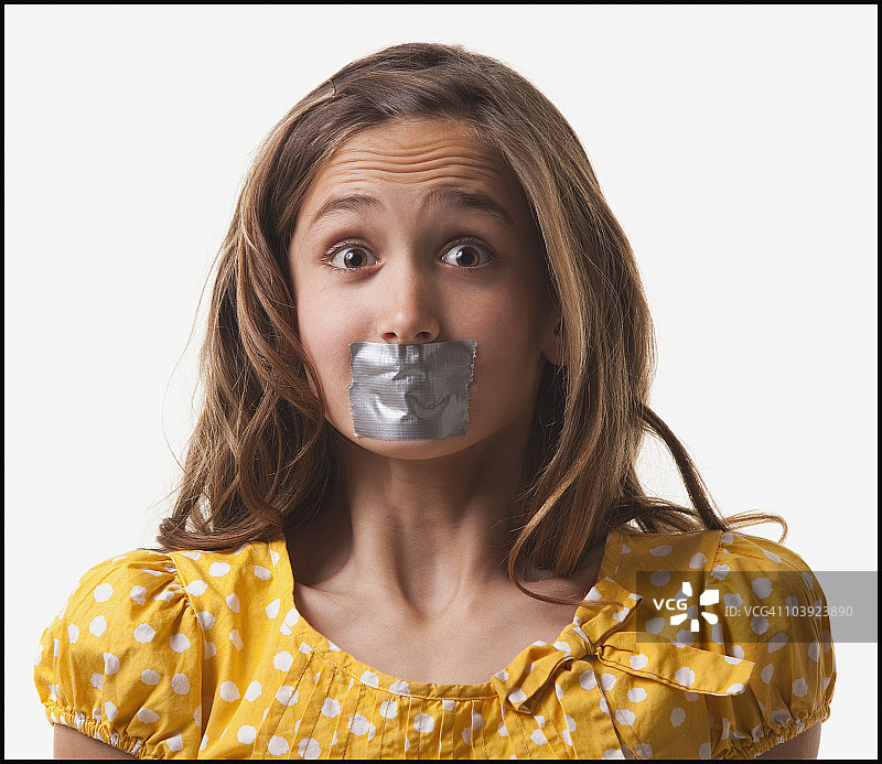 嘴上贴着胶带的少女图片素材