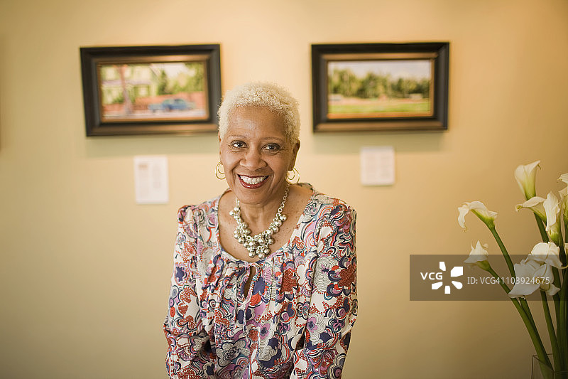 画廊里的黑人女人图片素材