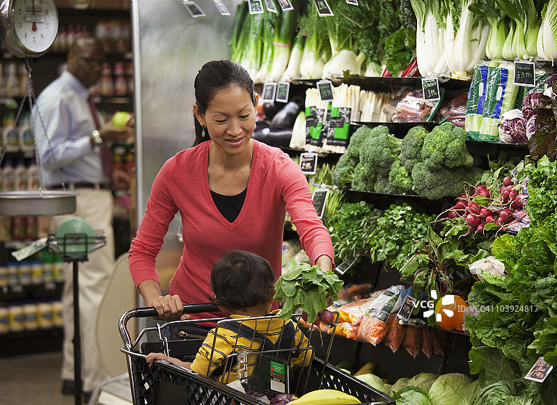 亚洲母亲和儿子购买新鲜蔬菜图片素材