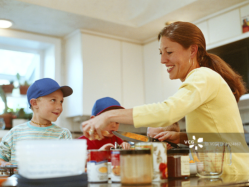 白人母亲和儿子们准备食物图片素材
