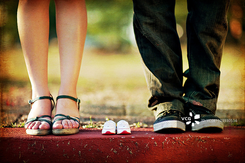 情侣的脚和婴儿鞋图片素材