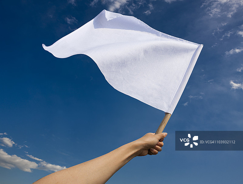 手持白色旗帜图片素材