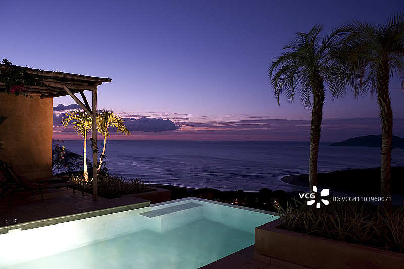 别墅泳池，俯瞰日落时的太平洋图片素材