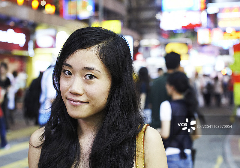 在九龙购物的女孩图片素材