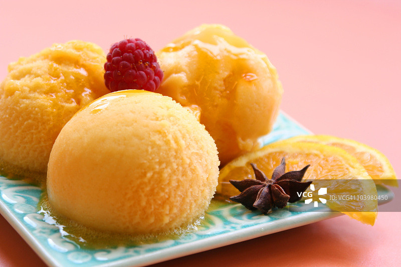 盘装橙色冰糕与橙片图片素材