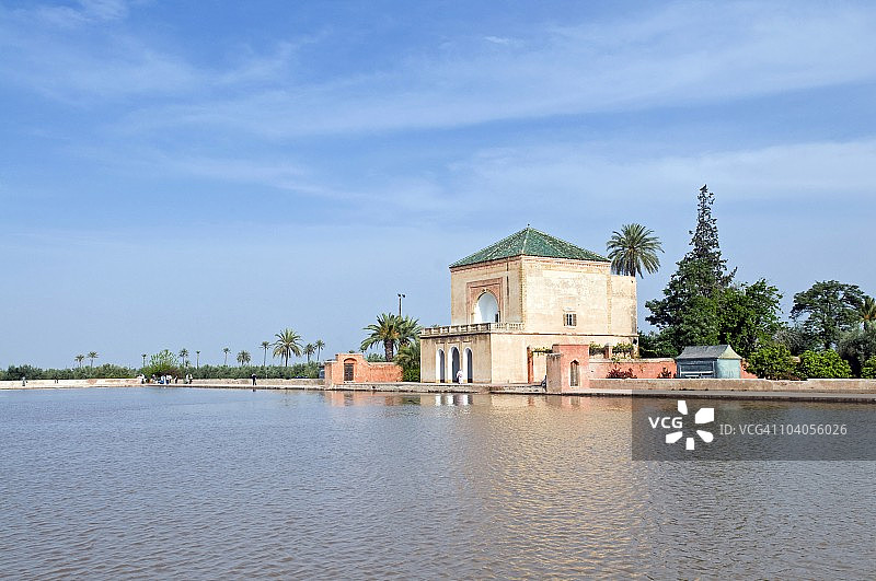 非洲摩洛哥马拉喀什梅纳拉花园的亭阁和人工湖图片素材