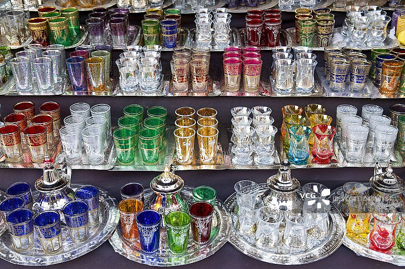 出售玻璃杯，马拉喀什麦地那露天市场，摩洛哥图片素材