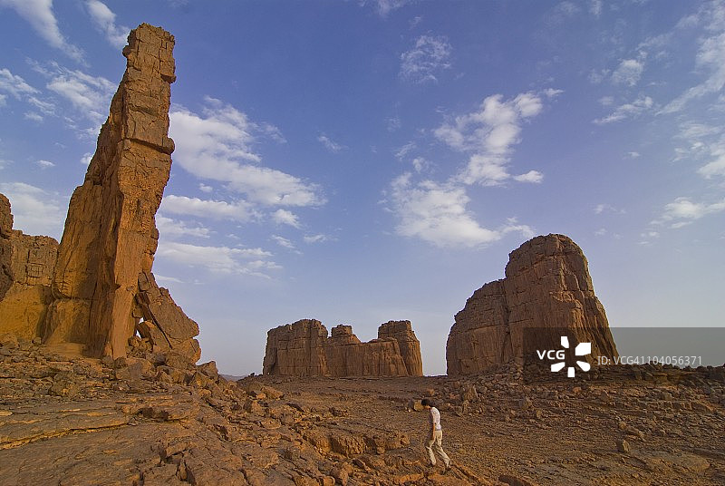 在阿尔及利亚塔西利岩壁附近行走的女人图片素材