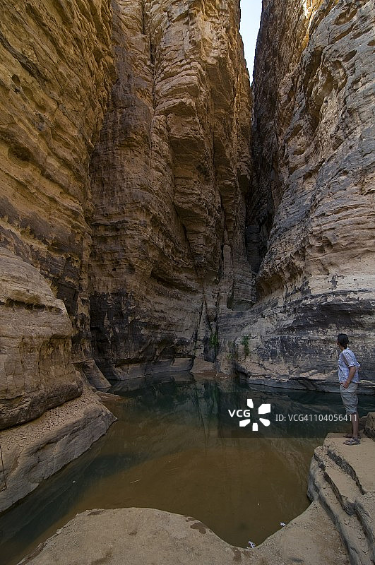 女人看着阿尔及利亚艾森迪莱恩峡谷小水池图片素材