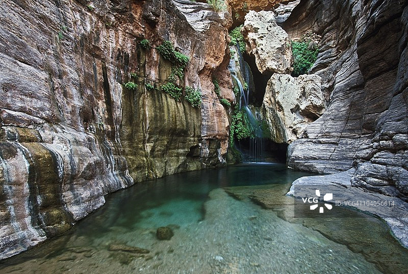 美国亚利桑那州大峡谷国家公园精灵峡谷的瀑布和水池图片素材