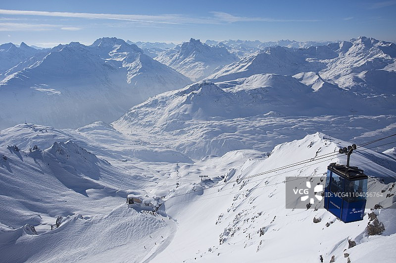 奥地利阿尔卑斯山，圣安东阿尔贝格的瓦卢加峰顶的瓦卢加班缆车冬季雪景图片素材
