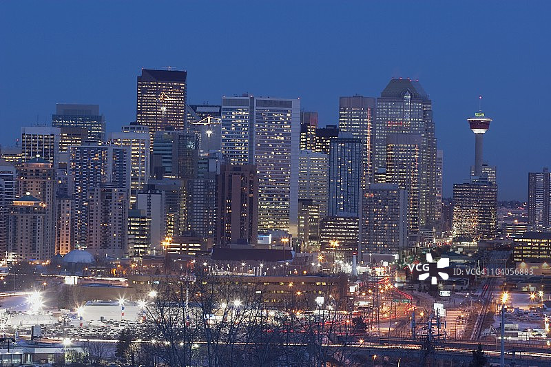 加拿大艾伯塔省卡尔加里市夜间城市天际线图片素材