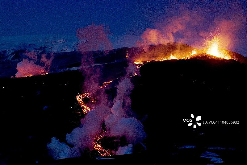 冰岛埃亚菲亚德拉冰盖火山熔岩流淌夜景图片素材