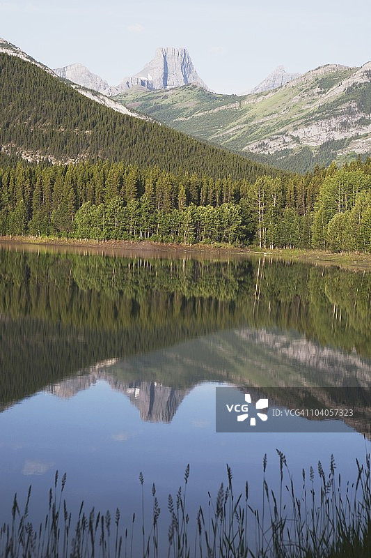 加拿大艾伯塔省卡纳纳斯基斯地区楔形池塘和堡垒山图片素材